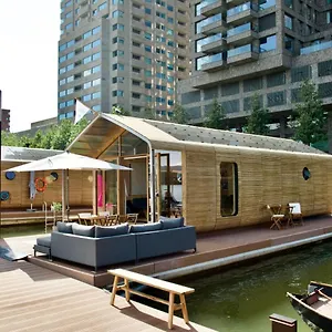 Vakantiehuis Wikkelboat Nr4 At Floating Rijnhaven, Rotterdam